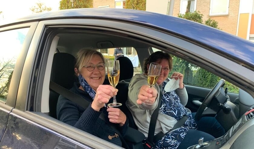 <p>Jubilaris Jacqueline Manneke nam haar zus mee als chauffeur. Samen proostten ze op 12,5 jaar vrijwilligerswerk. Foto: PR</p>