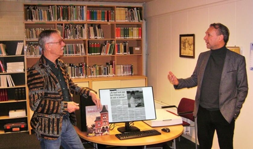 <p>Patrick Hobelman (rechts) overhandigt de scan-unit corona-proof aan Arie Ravesloot. Foto: PR</p>