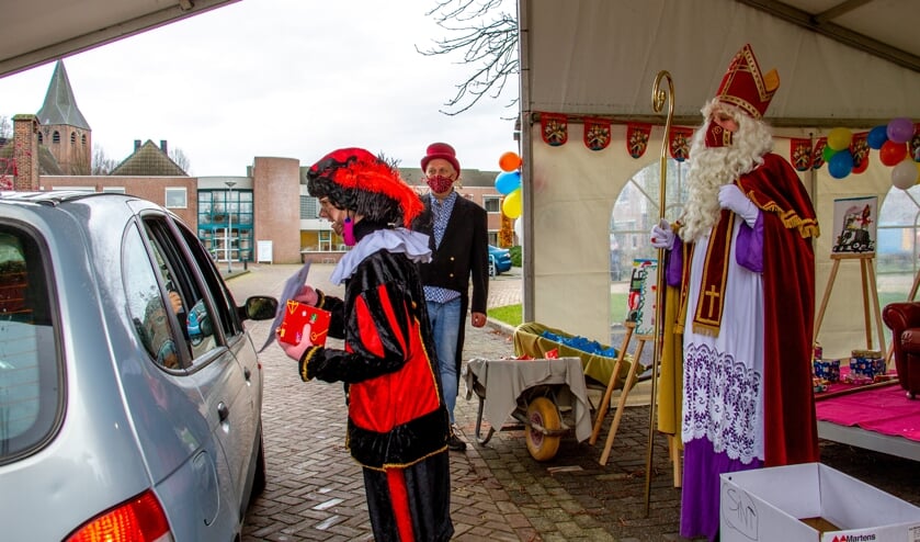 <p>Sinterklaas praat op afstand met de kinderen, piet mag dichtbij komen om de cadeautjes uit te delen. Foto: Achterhoekfoto.nl/Liesbeth Spaansen</p>