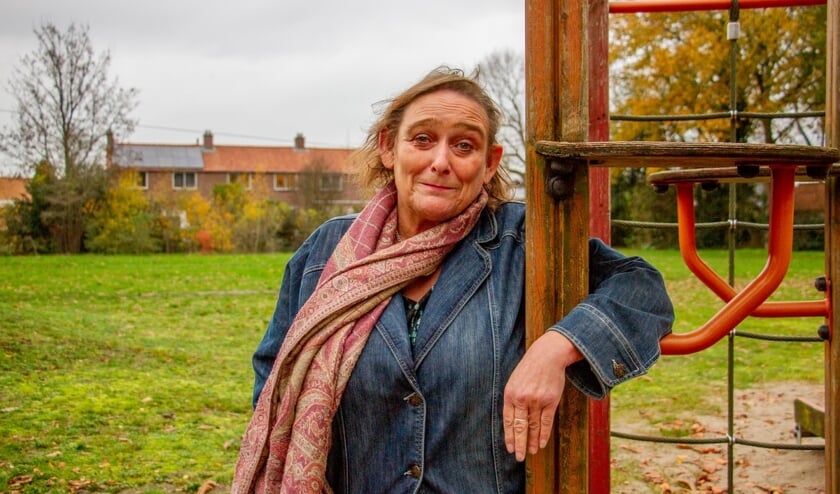 Corrie Verkerk denkt met plezier terug aan de tijd op het speelterrein achter haar huis (tweede van links) in Vorden. Foto: Liesbeth Spaansen