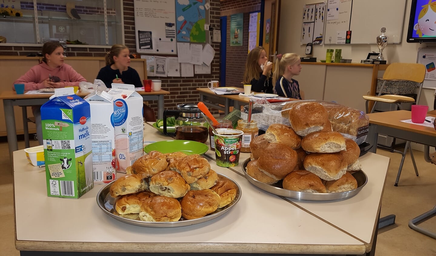 Ook de oudere kinderen ontbijten op school. Foto: Sonja Grooters