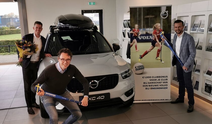 <p>V.l.n.r.: Michael Davidson, vestigingsmanager Volvo Nieuwenhuijse in Zutphen met Richard Sommer en Ricardo Boerkamp, sponsorcommissie MHCZutphen. Foto: PR</p>