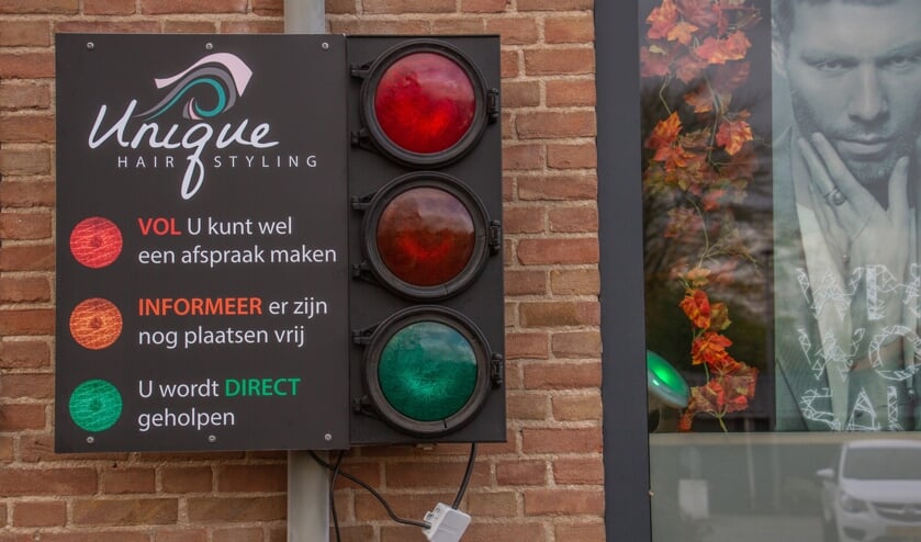 <p>Het verkeerslicht van Unique Hairstyling in Steenderen. Foto: Liesbeth Spaansen</p>