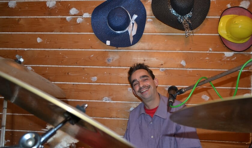 <p>Bart achter zijn drumstel in ‘Studio 29’ in Borculo. Foto: Leander Grooten</p>