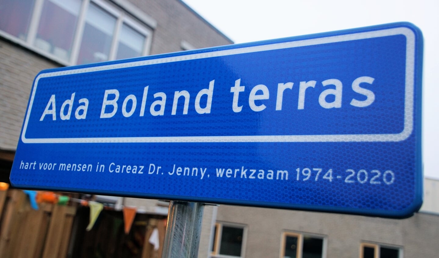 Het naambordje op het Ada Boland terras. Foto: Frank Vinkenvleugel