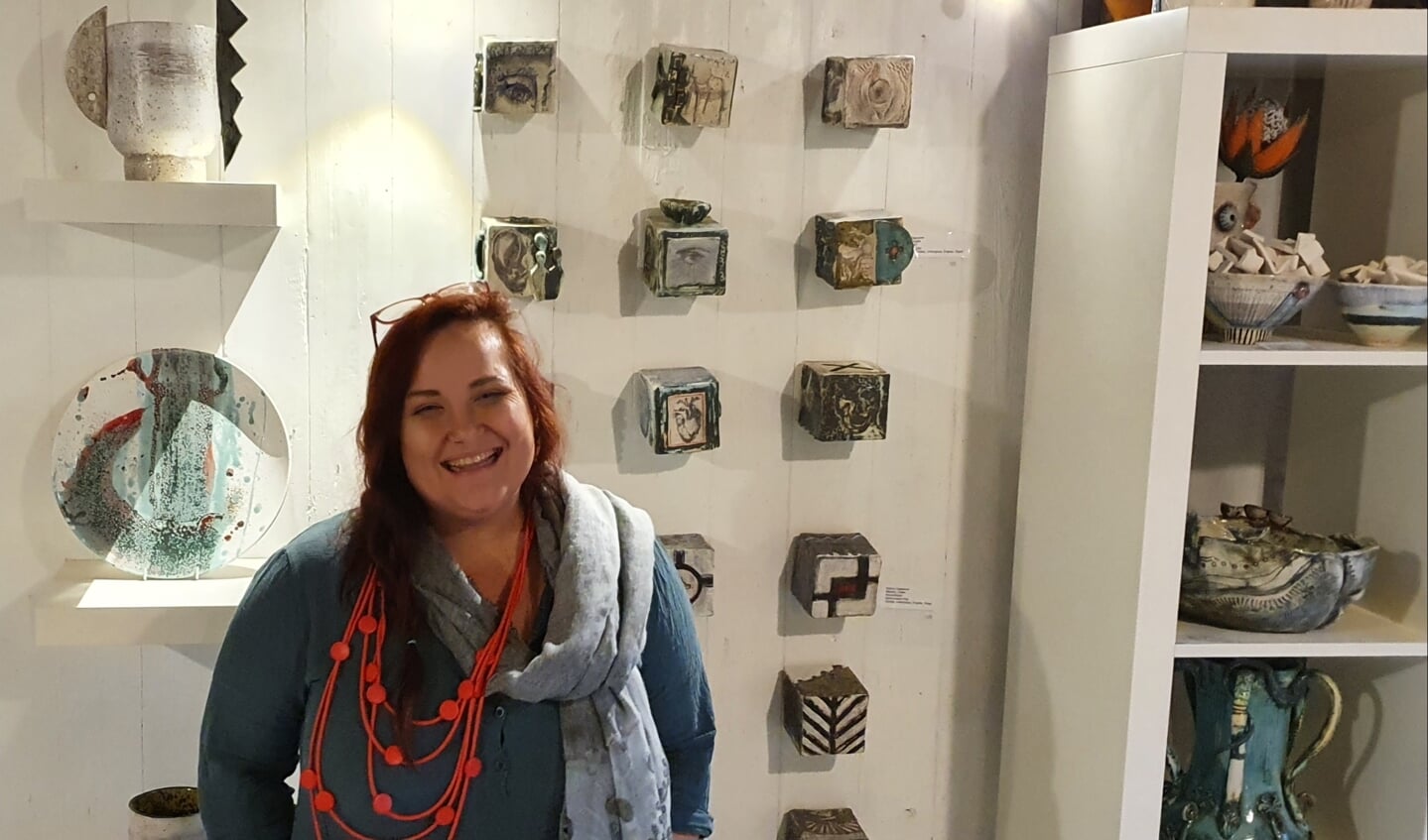 Carina Claassens bij haar 'memory-kubussen' uit het project 'Kun je me horen'. Foto: Rob Weeber