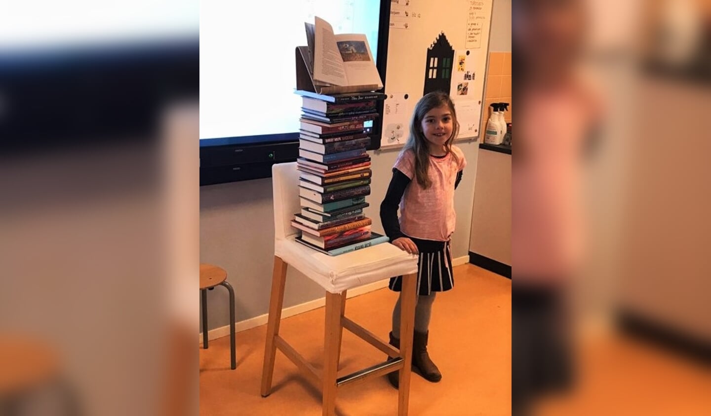 Een grote stapel boeken, 26 stuks in totaal, won Daphne Uithol voor de schoolbieb door het meedoen aan een tekenwedstrijd. Foto: De Dorpsschool.