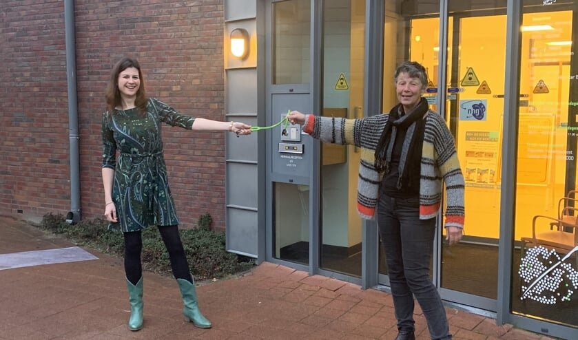 <p>Marijse Koelewin (r) draagt voor in de ingang van huisartsenpraktijk de Linde alvast de stethoscoop over aan Babette Blokhuis. Foto: PR</p>