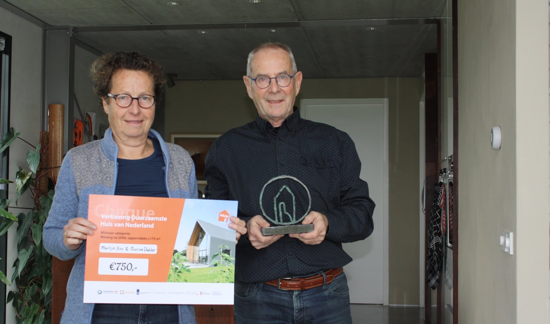 Martijn Bos en Quirine Dekker wonnen met hun nul-op-de-meter woning de titel 'Duurzaamste huis van Nederland' in de categorie na 2000 met een inhoud >175m2. Eigen foto