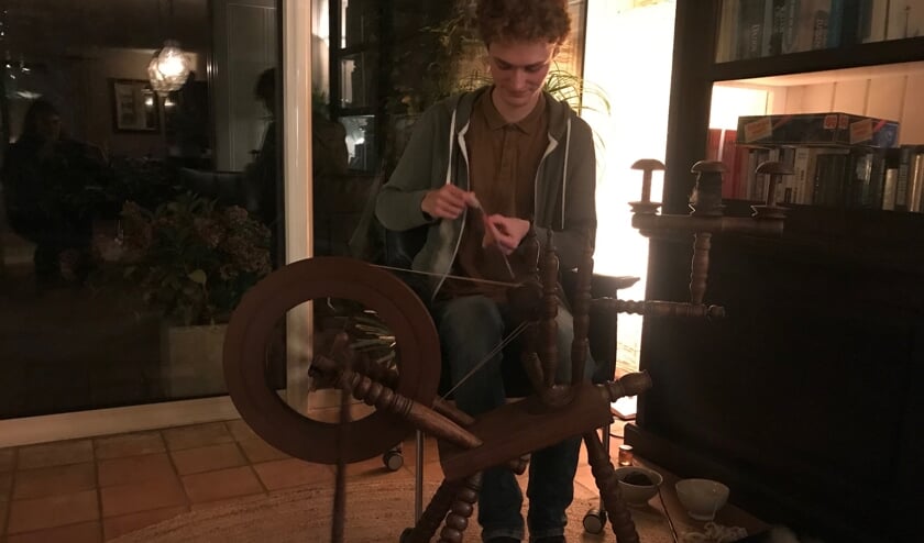 <p>Thimo Peters aan het spinnen. Foto: Barbara Pavinati</p>