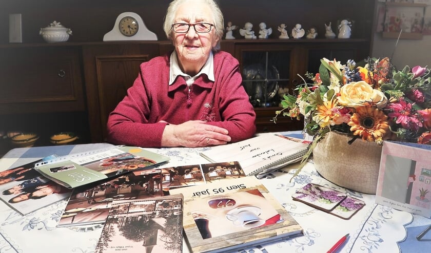 <p>Sien Blokhuis te midden van haar boekwerken. Foto: Theo Huijskes</p>