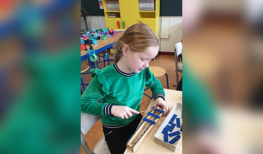 <p>Maud Schiphorst bespeelt de xylofoon. Foto: Mariëlle Overgoor</p>