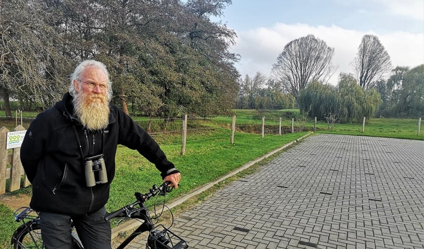 Zo kennen veel Lochemers 'vogelaar' Hans van Hoorn. Hij is bijna dagelijks onderweg met fiets en verrekijker als vaste attributen. Foto: Henri Bruntink