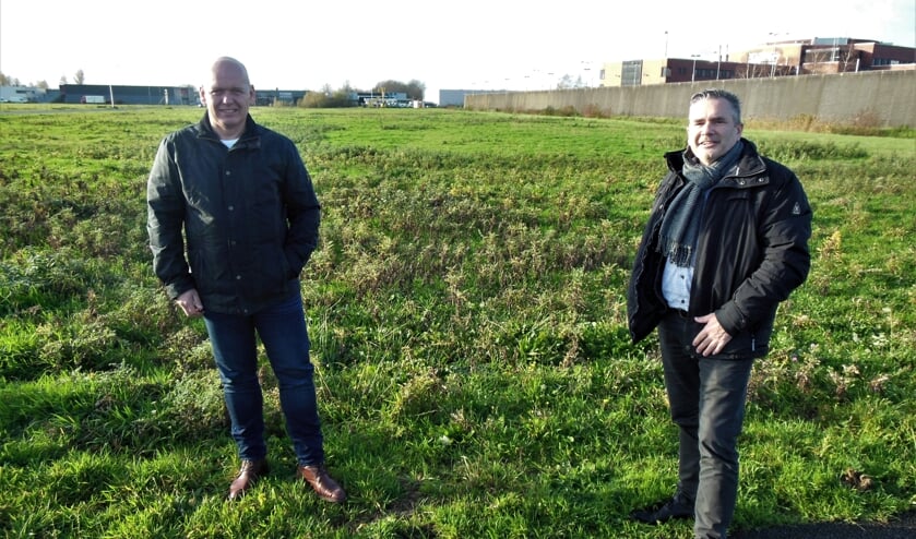 Erik Lichtenberg (l) en Gerrit Hilberink bij het perceel op Revelhorst 4 waar volgend jaar bedrijfsverzamelgebouw Holtmede verrijst. Foto: Eric Klop