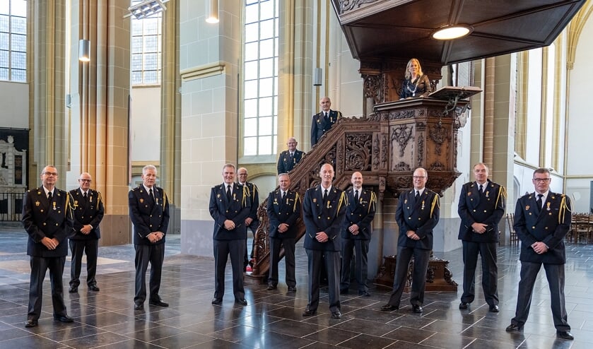 <p>De brandweermannen kregen de onderscheiding uitgereikt in de Walburgiskerk. Foto: Jolanda van Velzen</p>