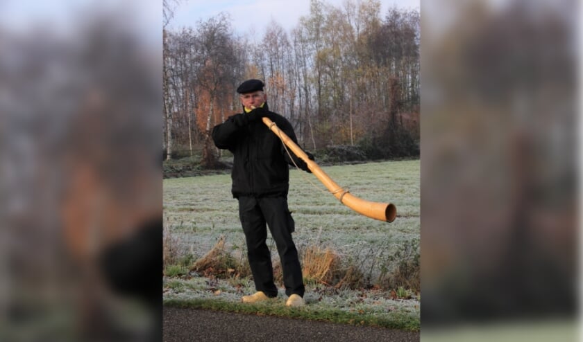 <p>Een midwinterhoornblazer tijdens de Zieuwentse midwinterhoornwandeling. Foto: PR</p>