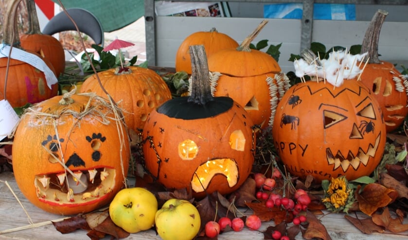 <p>Fraai uitgesneden Halloween-pompoenen werden ingeleverd op de markt in Hengelo. Foto: Wied Hendrix</p>