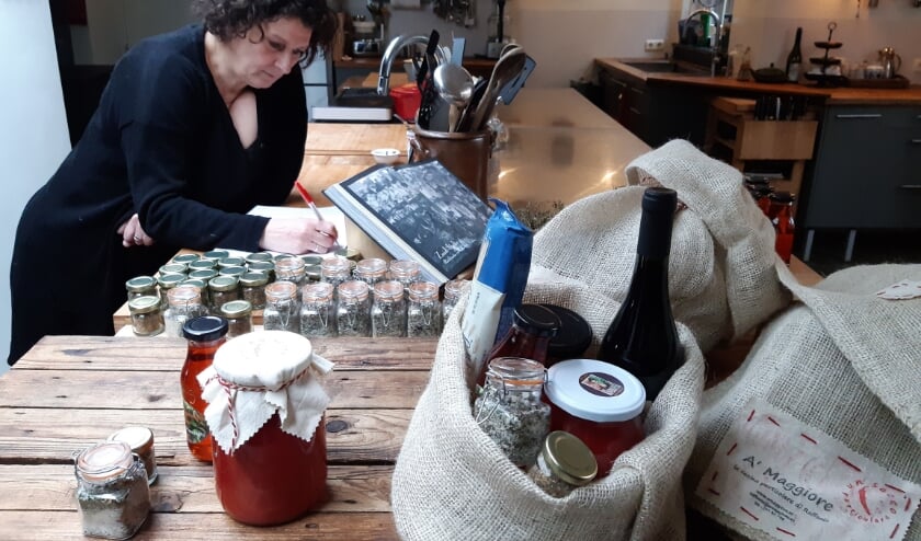 Het werk als bron- en contactonderzoeker bij de GGD geeft Raffaela Amato nieuwe energie en creatieve ideeën voor haar cateringbedrijf. Foto: Ceciel Bremer