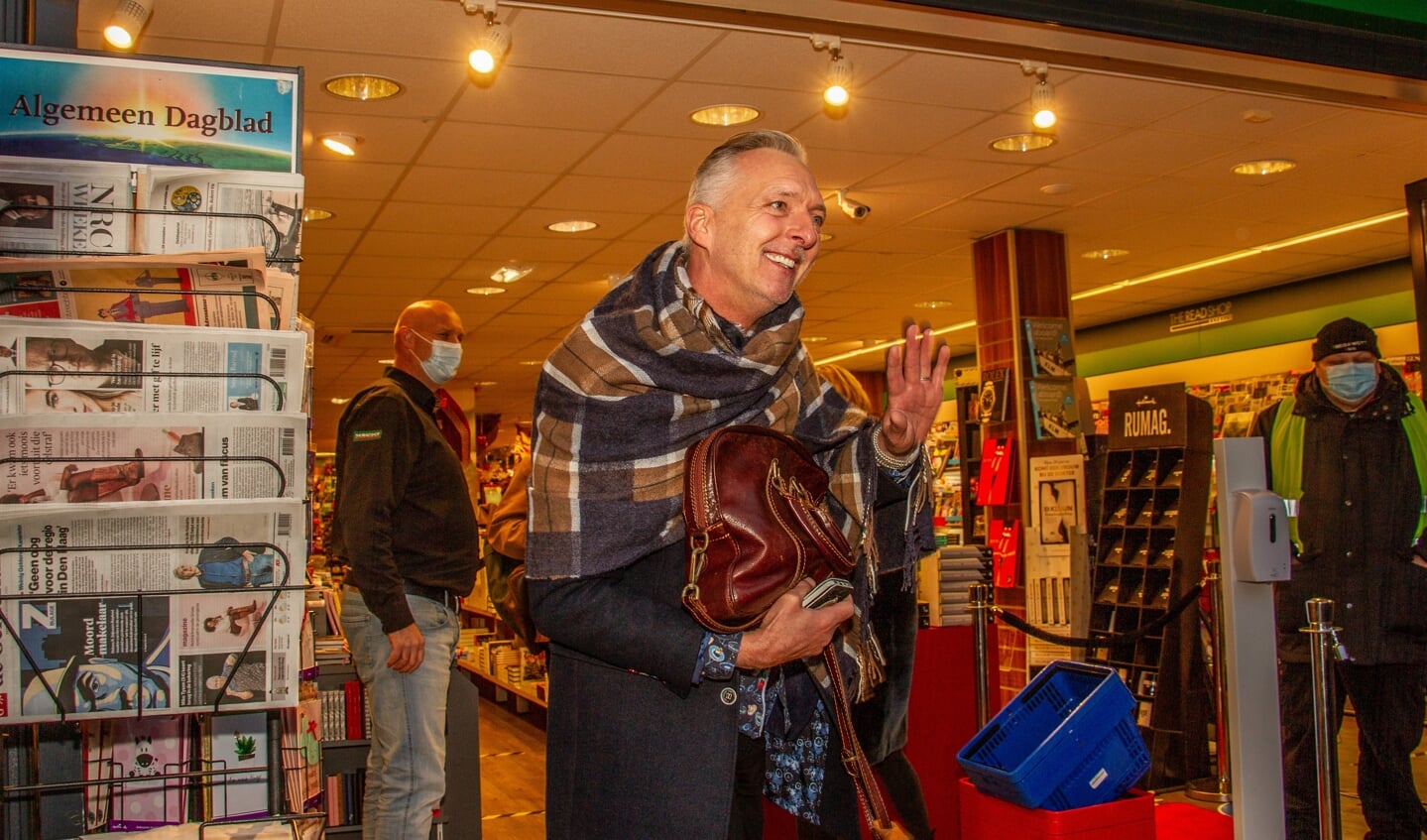 Martien zwaait naar zijn fans als hij met Erica de winkel in loopt. Foto: Liesbeth Spaansen