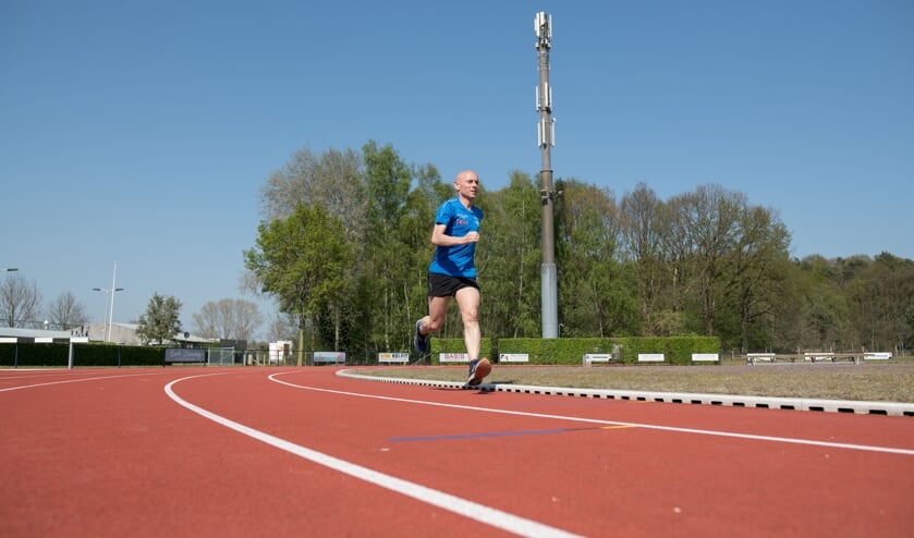 Een individuele hardloper, zoals dat de bedoeling is bij deze coronaproef Achterhoekse Loopcompetitie. Foto: Carlo Stevering