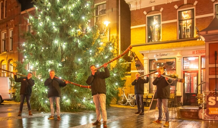 <p>Midwinterhoornblazers op de Markt. Foto: Marcel Houwer</p>