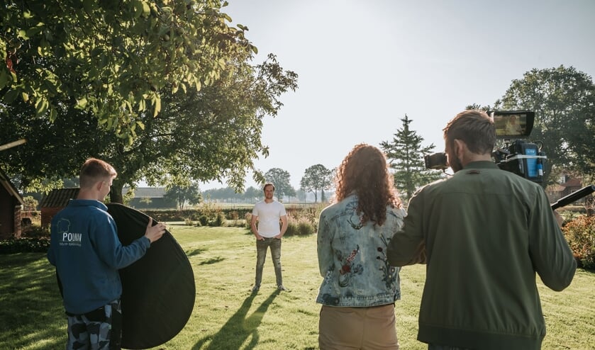 <p>Roy Polman tijdens de opnames in de tuin bij zijn eigen woonboerderij. Foto: Michelle van den Broek</p>