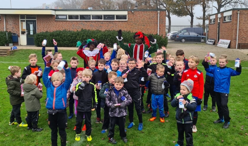 <p>De Deo-kids en de pieten genoten van de pepernotentraining. Foto: PR</p>