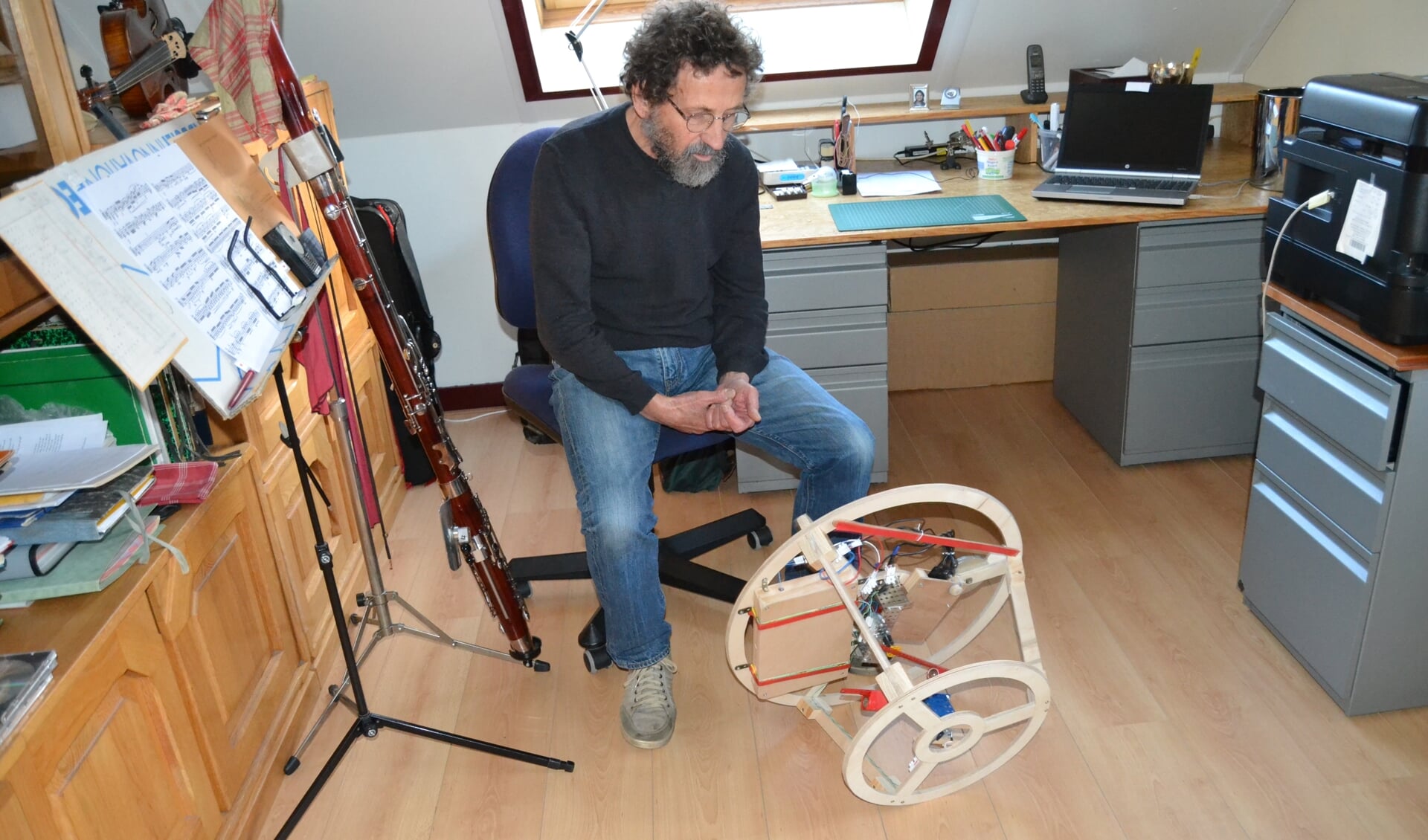 Wim van den Camp vertelt over zijn bewegende object in zijn 'nette' kamer. Foto: Karin Stronks