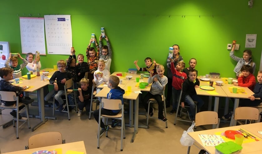 <p>De stambouwgroepen 3, 4 en 5 (De Bijen), genieten van hun schoolontbijt. Foto: Betty Langeler</p>
