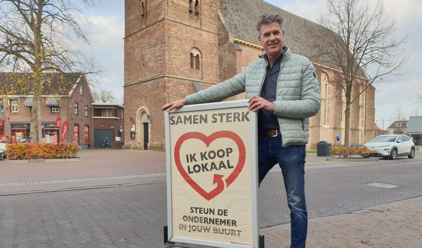 <p>Voorzitter Peter Besselink van de VOV bij de poster. Foto: PR </p>