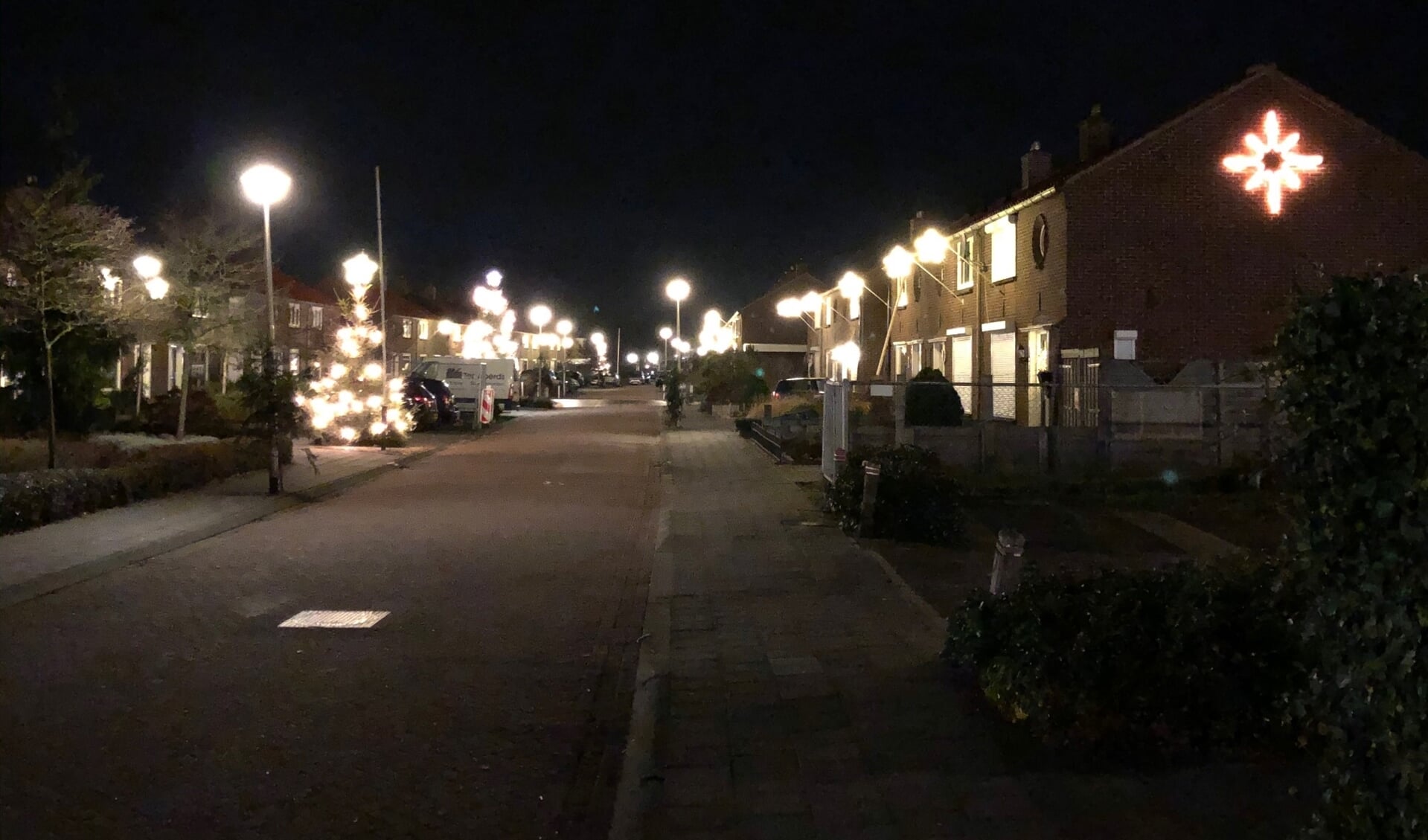 Helaas geen sfeervolle kerstbomen dit jaar in de Herman Harmsenstraat. Foto: eigen foto