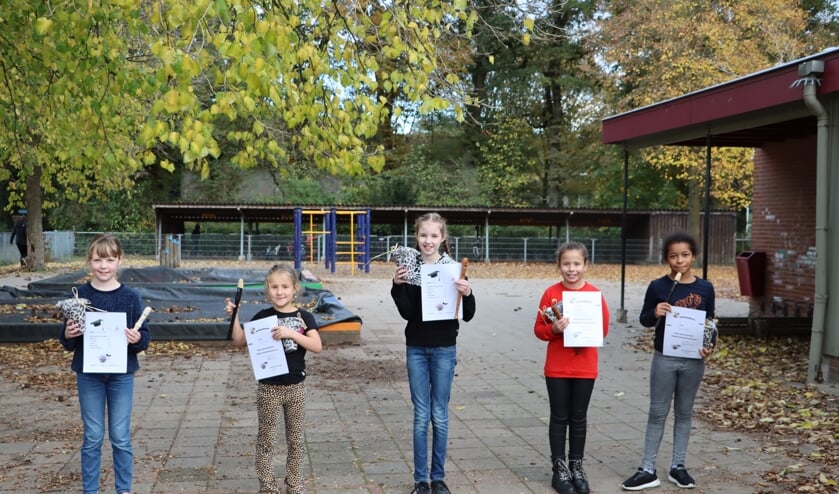 <p>De blokfluitleerlingen van De Meene en ’t Loo zijn trots op hun diploma. Foto: PR</p>