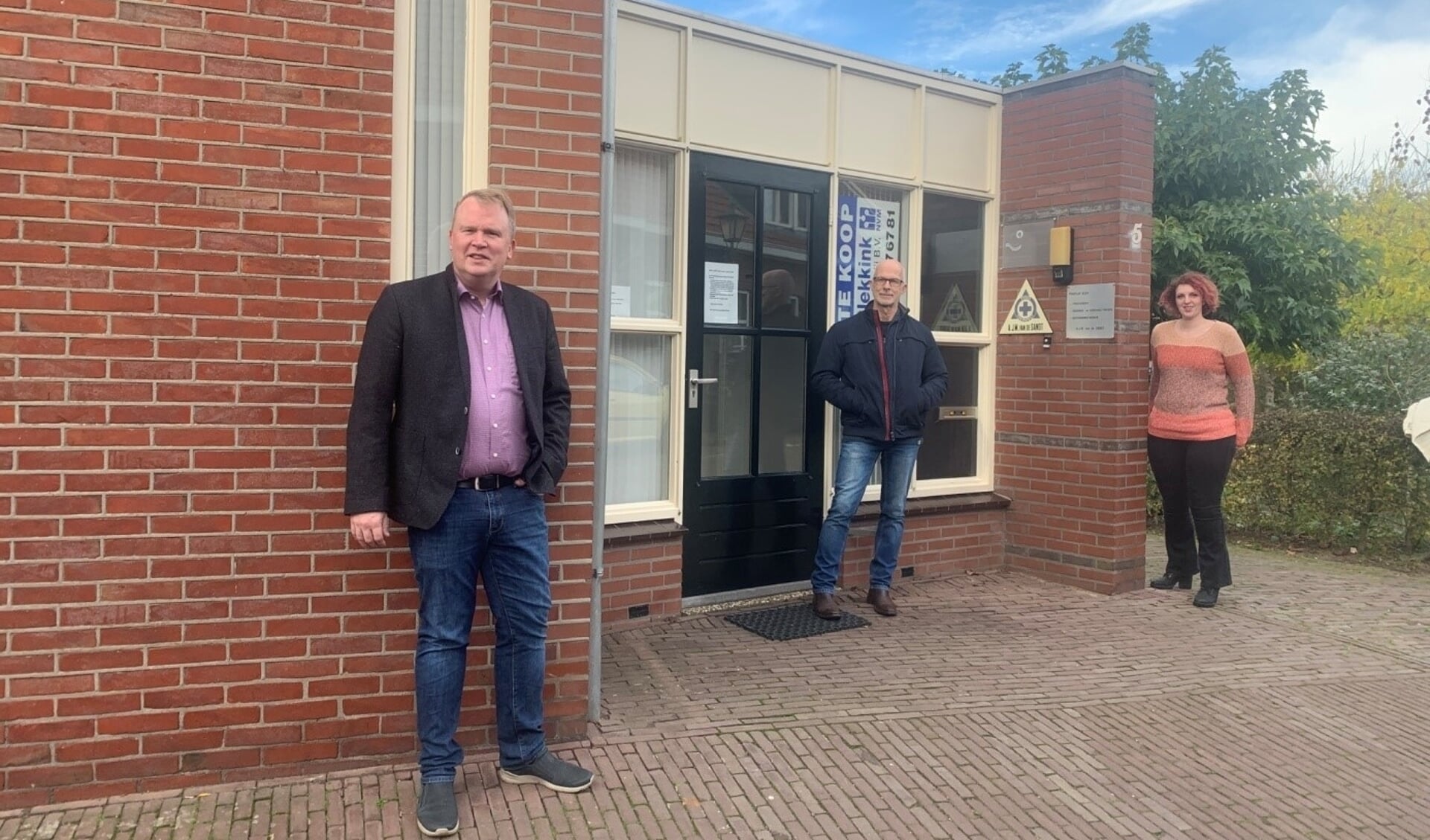Vlnr:Guido Uland, Bert Weevers en Esther Diepenbroek bij een praktijkruimte in Bredevoort die mag worden omgezet naar wonen. Foto: PR