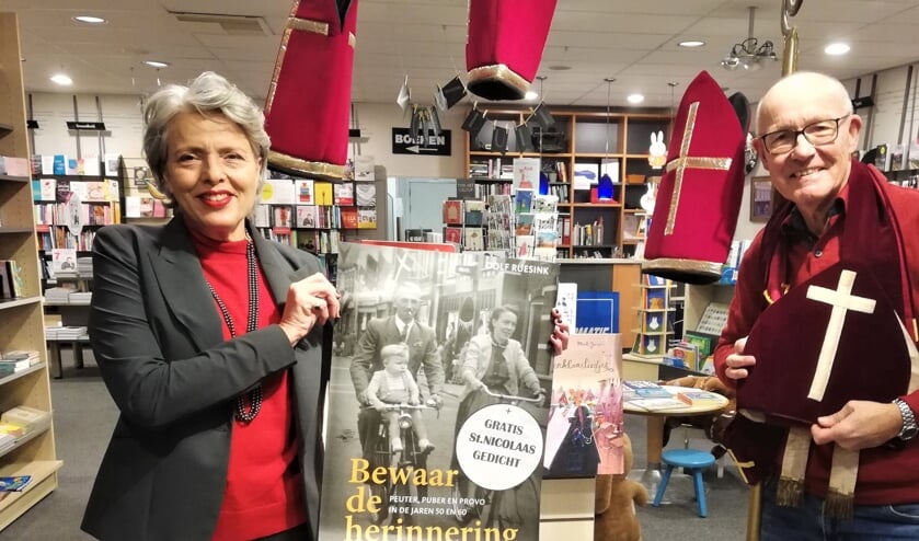 <p>Boekhandelaar Veronie Snijder-Kramer en schrijver Dolf Ruesink in St. Nicolaassfeer. Foto: PR</p>