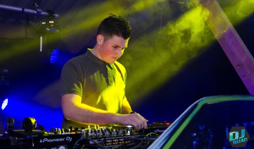 <p>DJ Roan aan het werk. Foto: Patrick Riethorst</p>