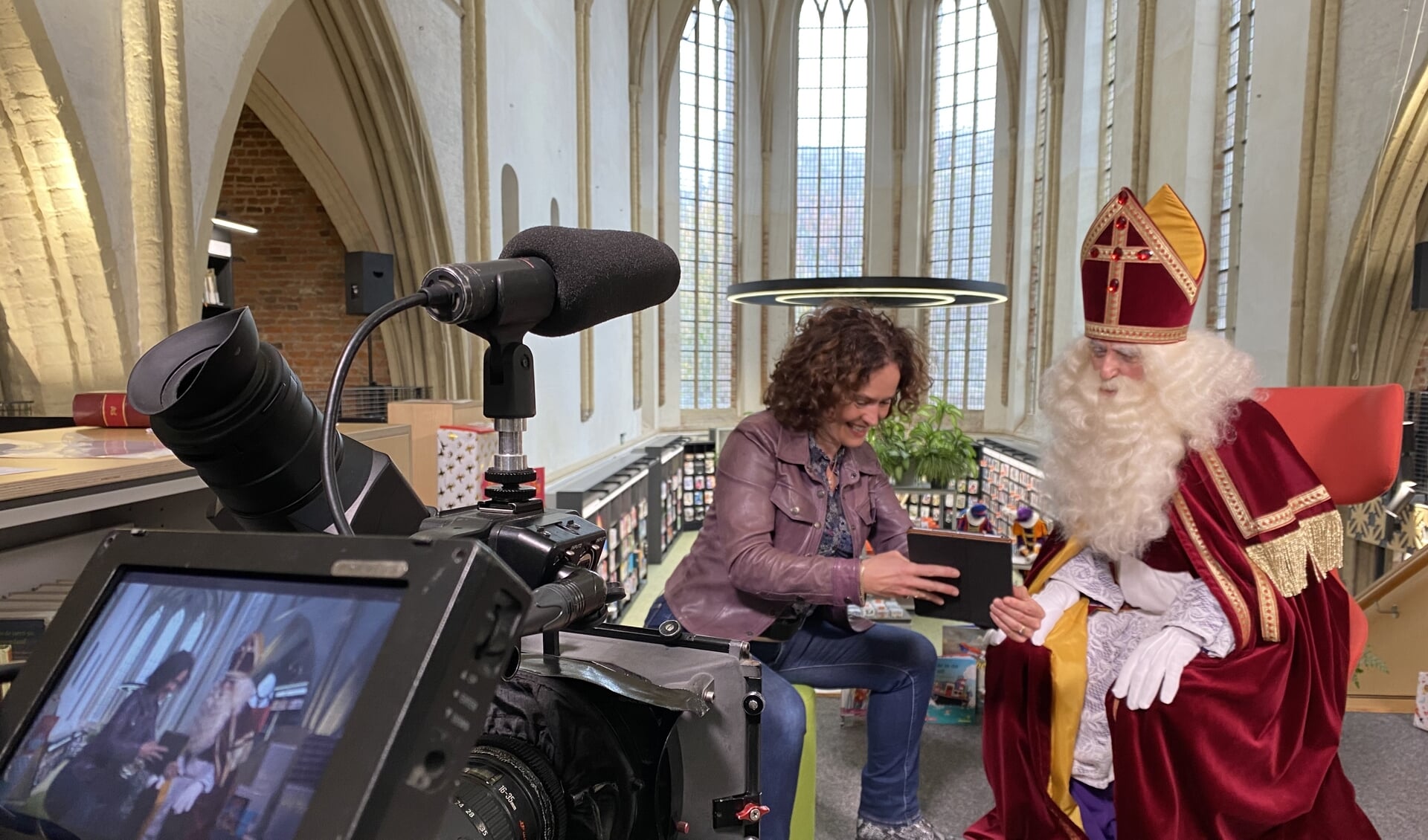 Presentatrice Marlies Claasen en Sinterklaas tijdens de opnamen. Foto: Aito Post 
