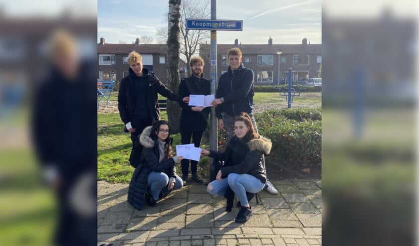 De studenten die de wijkanalyse uitvoeren. Foto: PR