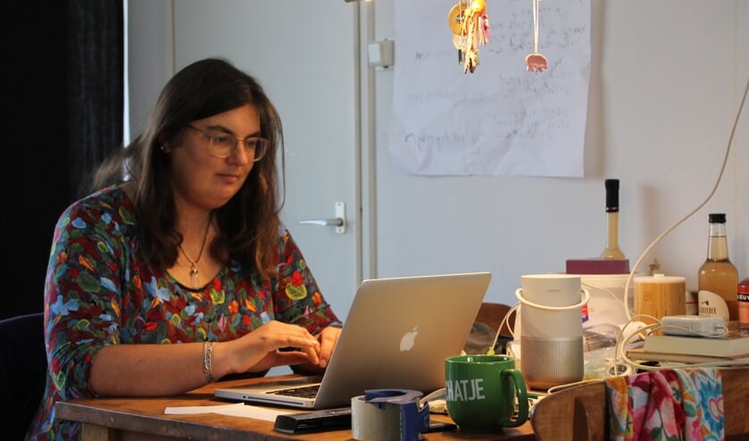 Barbara Pavinati op haar tijdelijke werkplek. Foto: Annekée Cuppers