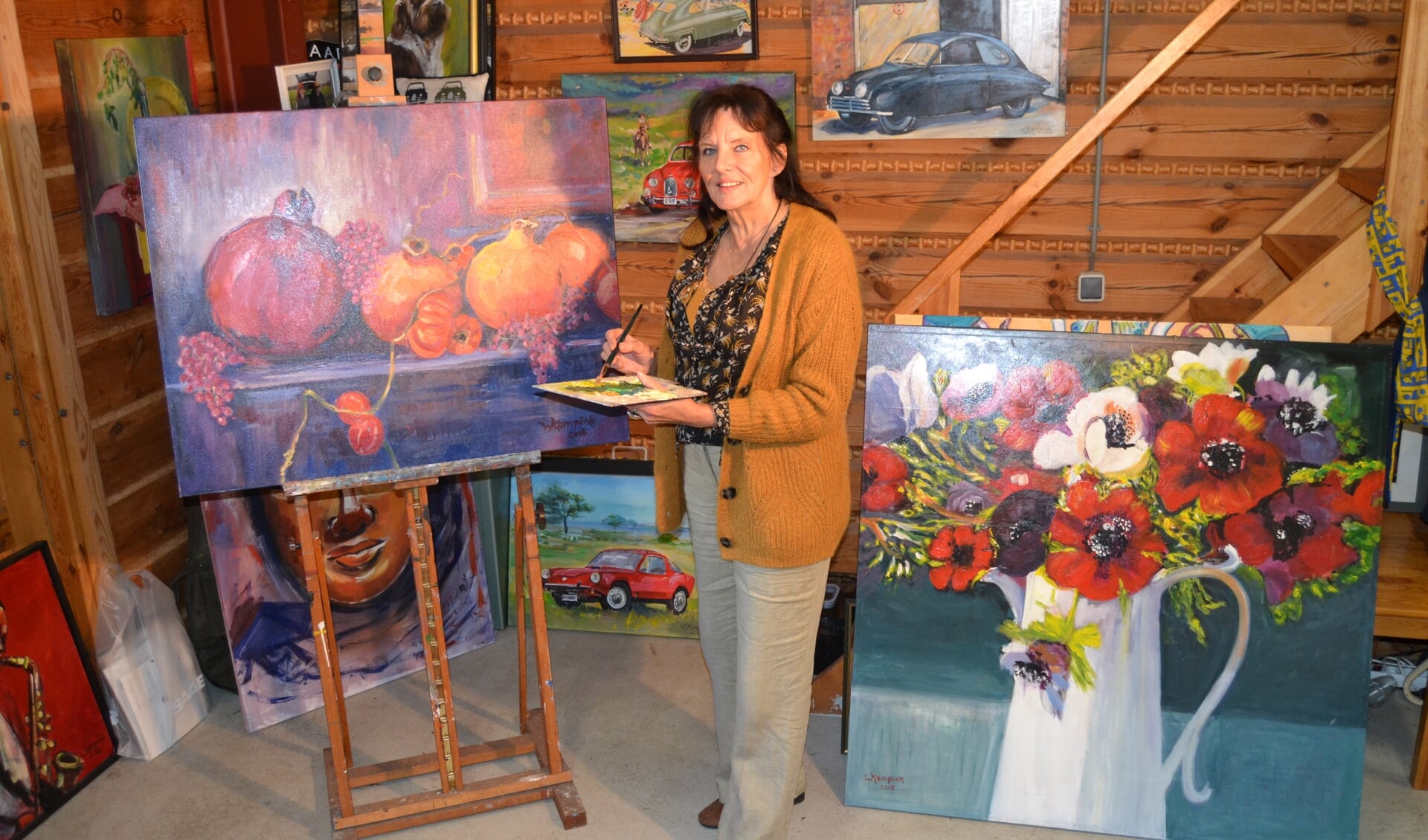 Wilma Kempink bij haar schilderijen. Foto: Karin Stronks