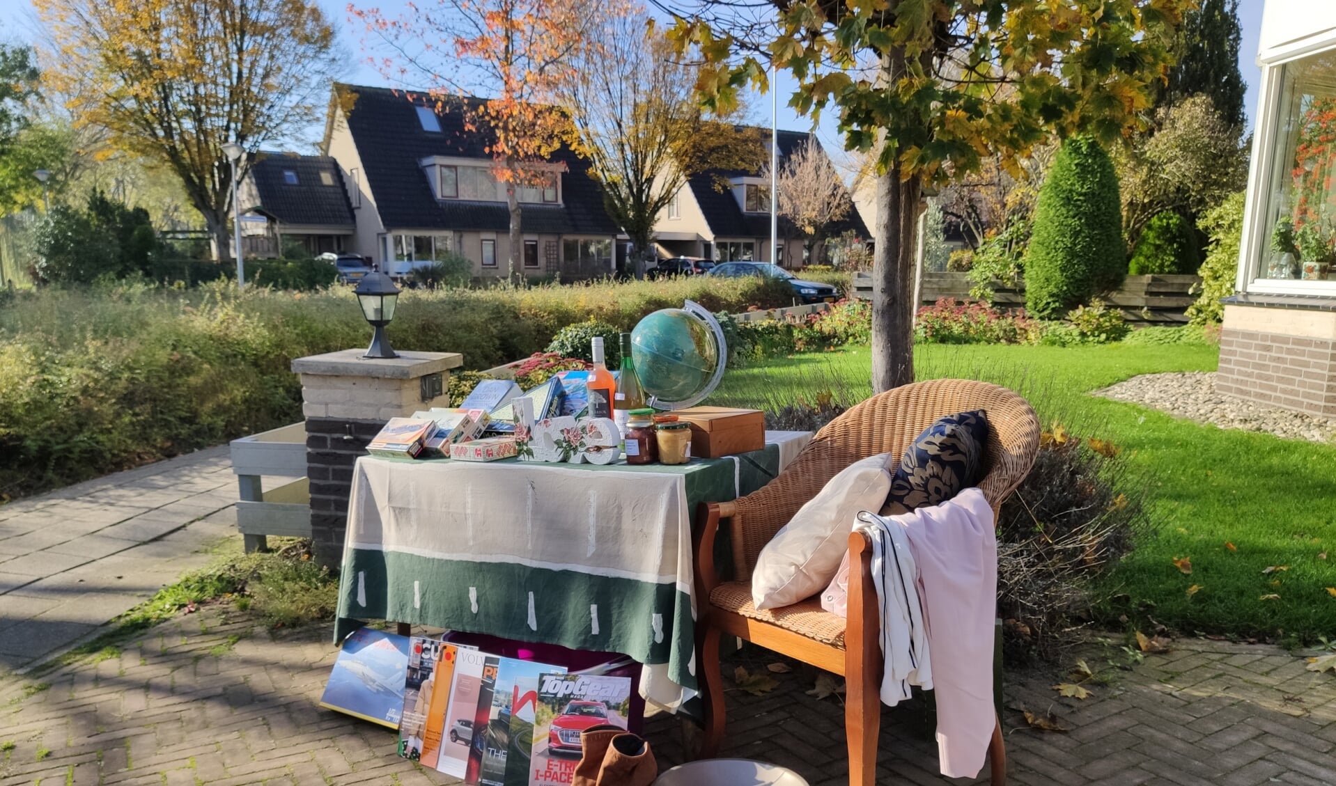 Bij Wandel en Handel kunnen bewoners hun spullen op eigen stoep verkopen of weggeven. Foto: Hans Wonink