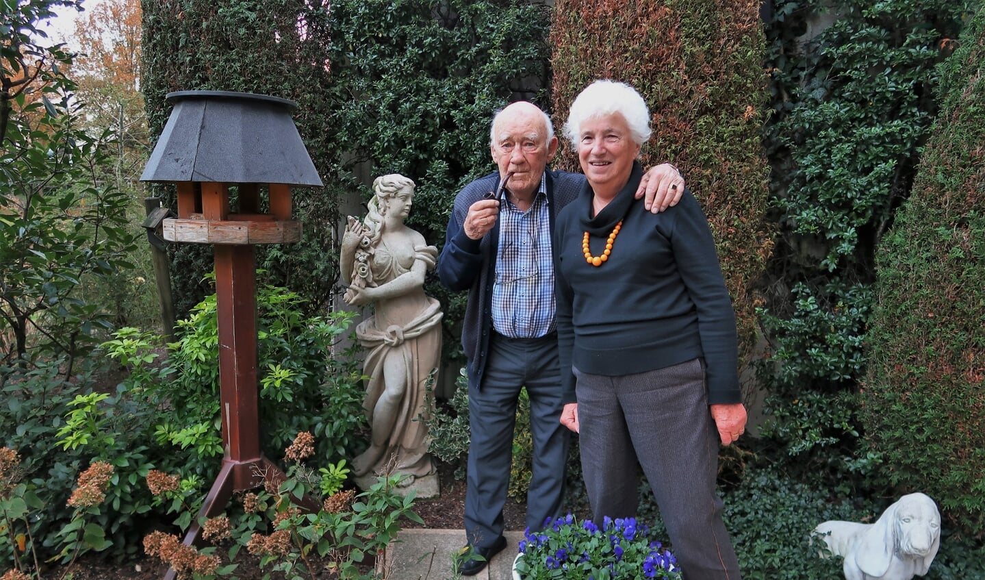 Henk Veld samen met vriendin Gerrie in de tuin bij hun appartement. Foto: Theo Huijskes 