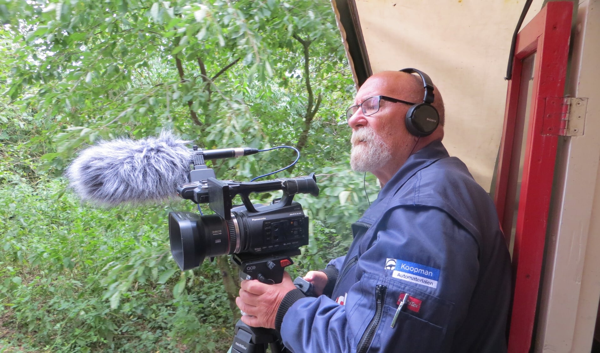 Dick Wanschers, vaste cameraman bij RTV Slingeland, we zijn op zoek naar enkele collega’s. Foto: Bernhard Harfsterkamp