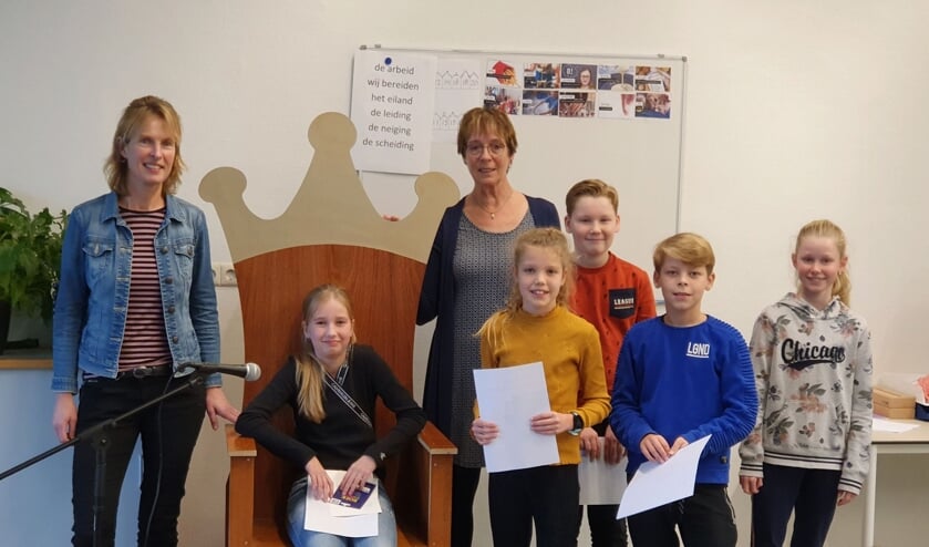De voorlezers uit groep 7en 8 met de jury. Foto: PR