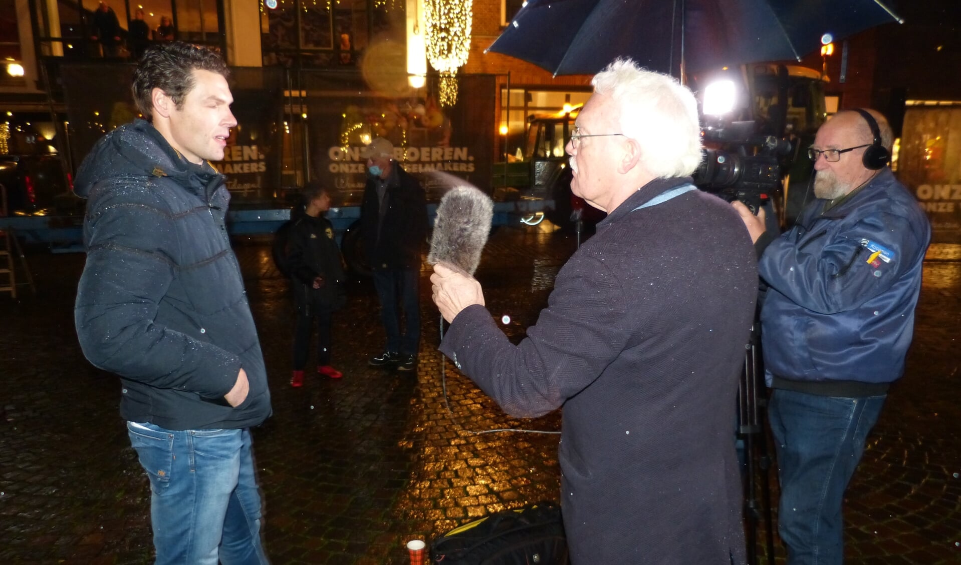 Woordvoerder namens de landbouw Stefan te Selle licht zijn zorgen voor de camera van RTV Slingeland toe. Foto: Bernhard Harfsterkamp