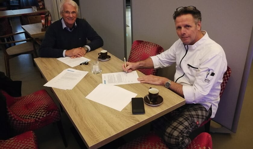 <p>Rini te Kulve ondertekent het contract. Foto: Henk Bekkers</p>