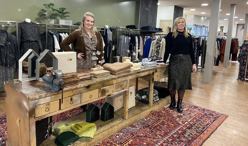 <p>Martje Boselie (l.) en Fleur Rondeel bij de wintercollectie van Visser Mode. Foto: PR</p>
