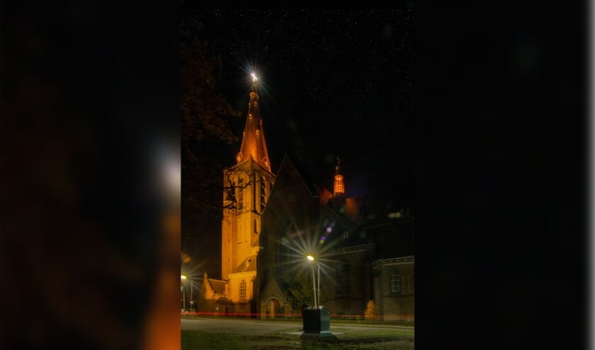 De oranje uitgelichte toren van de Calixtus in Groenlo. Foto: Marcel Houwer