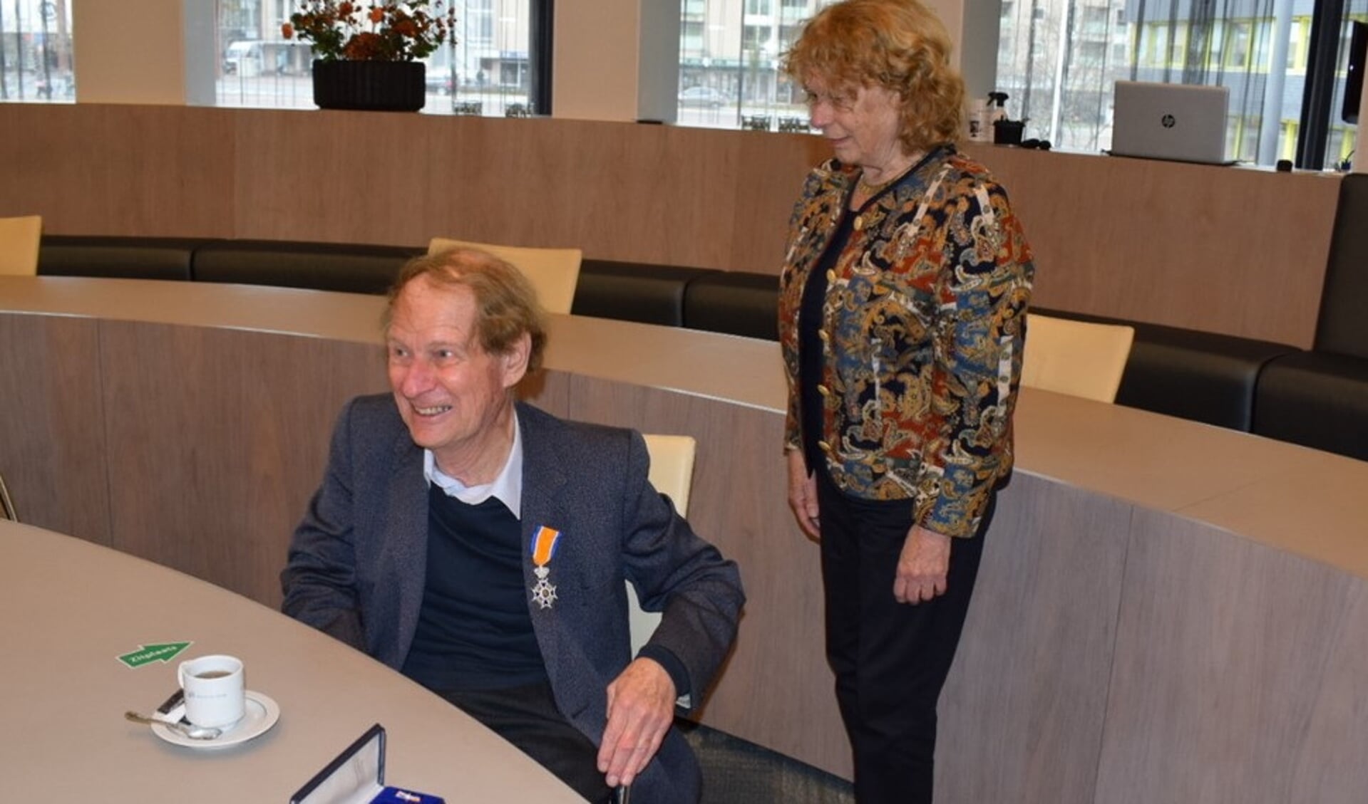 Lex Schaars, met zijn echtgenote, mag zich Ridder in de Orde van Oranje-Nassau noemen. Foto: Frans van Gorkum