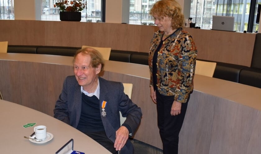 <p>Lex Schaars, met zijn echtgenote, mag zich Ridder in de Orde van Oranje-Nassau noemen. Foto: Frans van Gorkum</p>