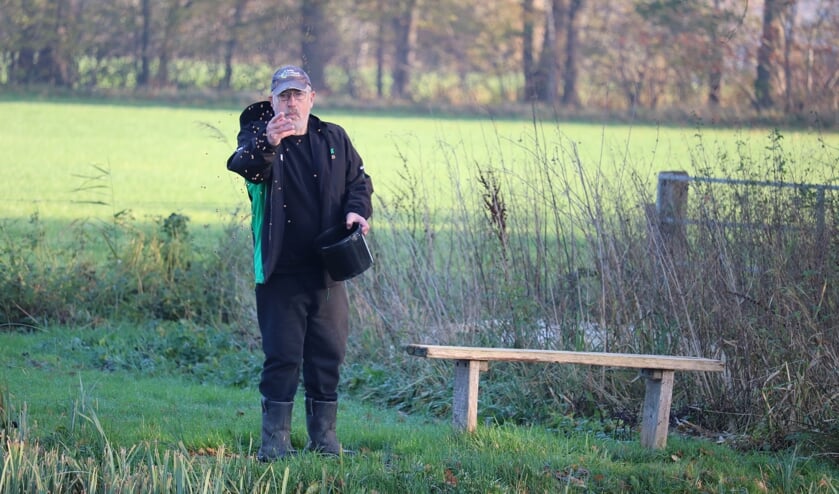 <p>Rob Driessen is de vis aan het bijvoeren. Foto: Arjen Dieperink</p>